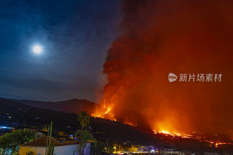 拉帕尔马康伯维哈火山一般认为，熔岩流摧毁了“El Paraíso”，大量的灰烬涌出。Tajuya。
10/18/2021